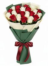 Букет Микс из красных и белых роз в Любытино
