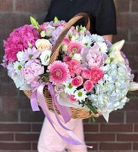 Композиция солнечный день в Любытино Цветочная композиция из Розы, Хризантемы, Пионы и Лизиантусы в корзине в Любытино