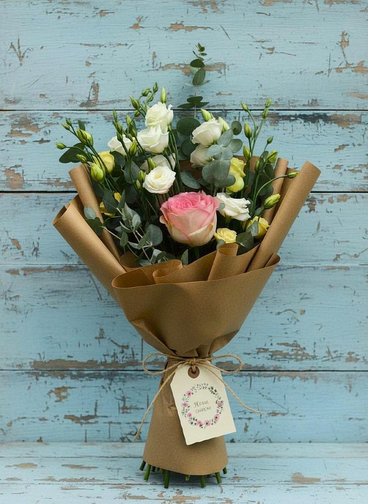 Букет цветов из: Розы и Лизиантусы в Любытино