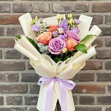 Букет цветов из:  Лизиантусы и Розы в Любытино