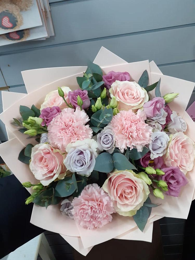 Букет цветов из: Розы, Гвоздики и Лизиантусы в Любытино