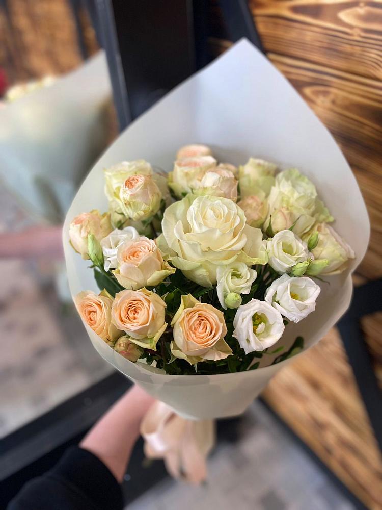 Букет цветов из: Розы и Лизиантусы в Любытино