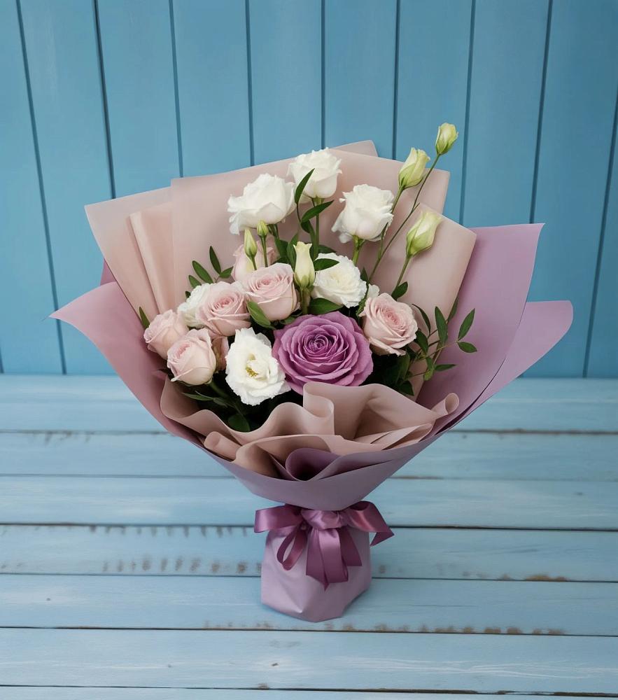 Букет цветов из: Розы и Лизиантусы в Любытино